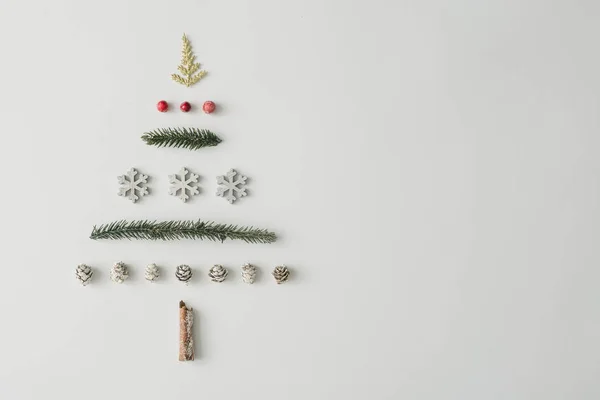 Kerstboom Gemaakt Van Natuurlijke Winter Dingen Minimale Nieuwjaar Concept — Stockfoto