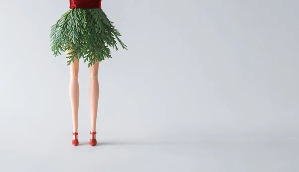 Menina Vestindo Vestido Feito Galhos Árvore Evergreen Conceito Moda Natal — Fotografia de Stock