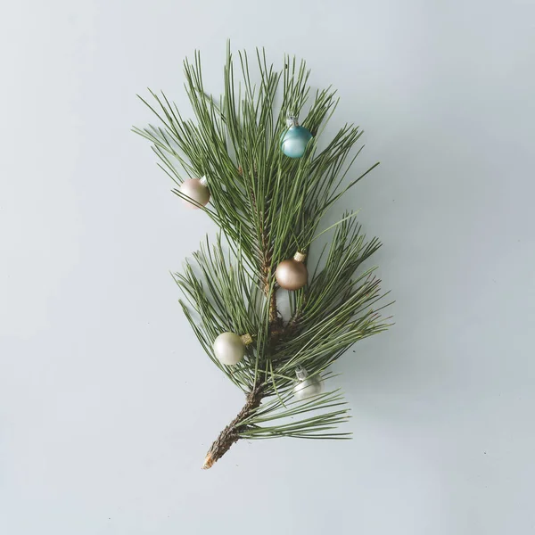 Ramo Pinho Com Decoração Bugiganga Natal Árvore Natal Mínima — Fotografia de Stock