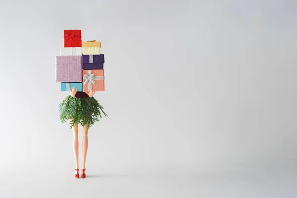 Девушка Платье Вечнозеленых Ветвей Елки Подарками Подарочными Коробками Рождественская Мода — стоковое фото