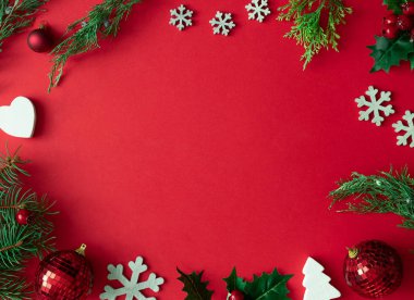 Kırmızı Noel Kış dekorasyonları ve ağaç dalları ve yaprakları ile arka plan. Tatil kopya alan düzeni.