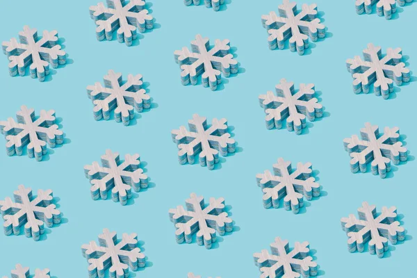 Patroon Samenstelling Van Witte Sneeuwvlokken Pastel Blauwe Achtergrond Minimalistische Isometrische — Stockfoto