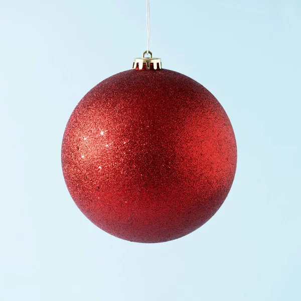 Red Glitter Bauble Kerstdecoratie Pastel Blauwe Achtergrond Nieuwjaar Party Achtergrond — Stockfoto