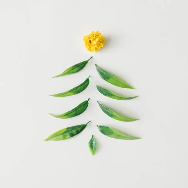 Christmas Tree Made Green Leaves Flower Minimal Nature Inspiration Flat — Stock Photo, Image