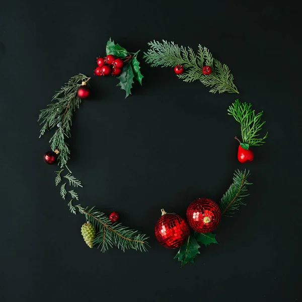 Couronne Noël Créative Faite Avec Des Branches Naturelles Arbres Persistants — Photo