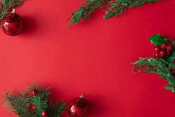 红色圣诞节背景与冬季装饰品和树枝和叶子 假日复制空间布局 — 图库照片
