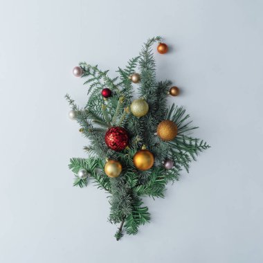 Yaratıcı düzen yaprak dökmeyen ağaç dalları ve renkli baubles dekorasyon ile yapılır. Noel en az kavramı.