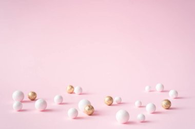 Pembe kopya alan arka plan altın ve beyaz glitter dekorasyonu ile. En az tarzı kompozisyon.