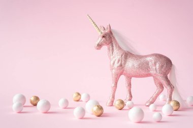 Pastel zemin üzerine altın ve beyaz dekorasyon olan pembe glitter at. Sihirli gerçeküstü tarzı, en az kompozisyon 