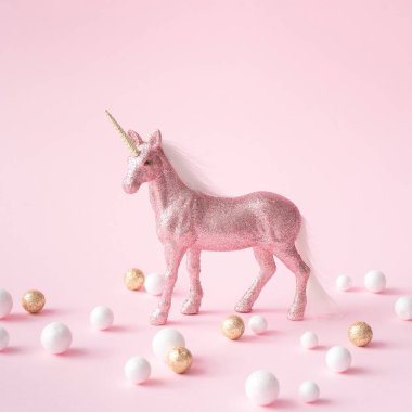 Pastel zemin üzerine altın ve beyaz dekorasyon olan pembe glitter at. Sihirli gerçeküstü tarzı, en az kompozisyon 