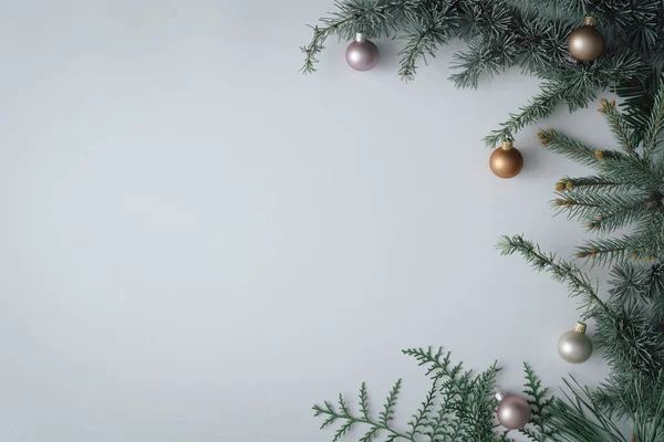 カラフルなつまらない装飾クリスマス ツリー ブランチ 最小限の創造的なフラット横たわっていた 正月クリスマス背景コンセプト — ストック写真
