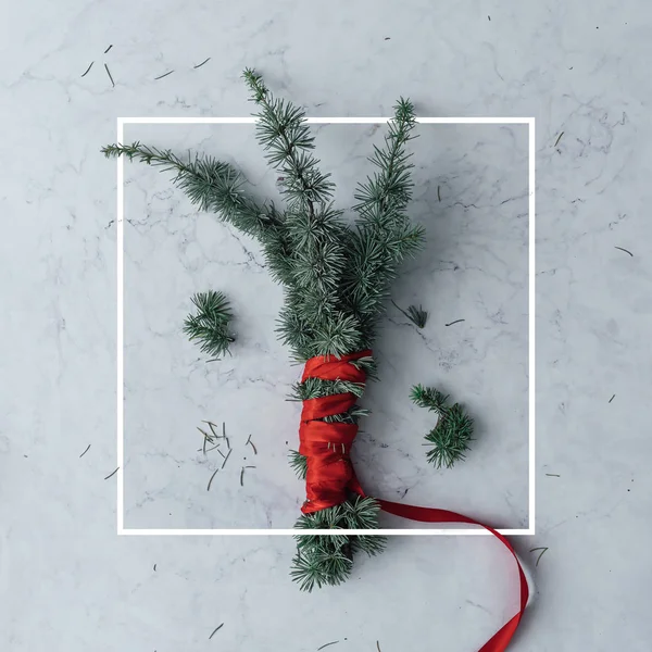 Ramas Árbol Navidad Con Cintas Rojas Diseño Creativo Mínimo Sobre —  Fotos de Stock