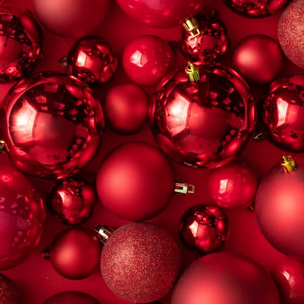 Červené Vánoční Ozdoby Dekorace Červeném Pozadí Novoroční Blahopřání Minimální Styl — Stock fotografie