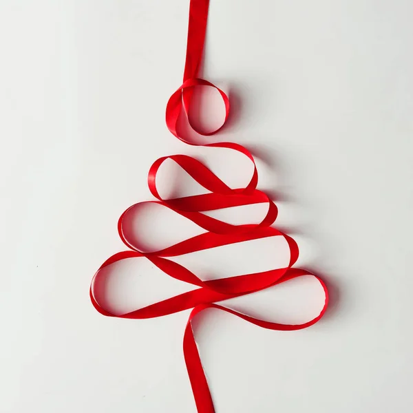 Vánoční Strom Vyrobený Červenou Saténovou Stuhou Nový Rok Vánoční Blahopřání — Stock fotografie