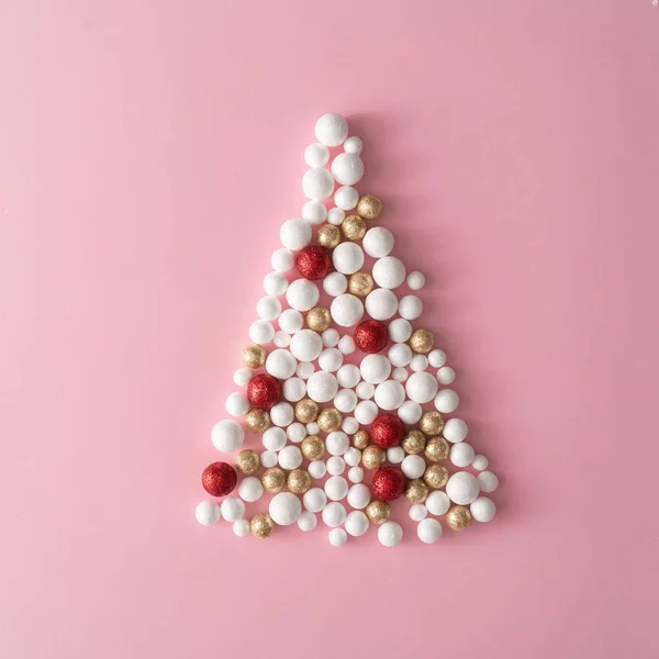 圣诞树由金制成 红色和白色的闪光球装饰在粉红色的背景 新年贺卡派对简约风格 假日概念 — 图库照片