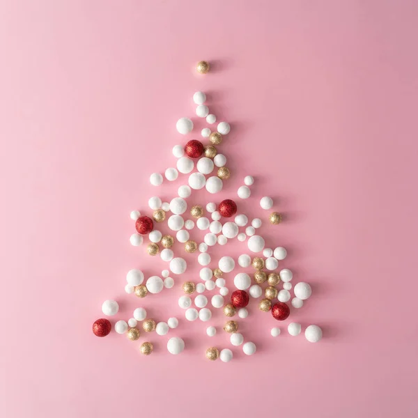 Weihnachtsbaum Aus Gold Mit Rot Weißem Glitzerkugelschmuck Auf Rosa Hintergrund — Stockfoto