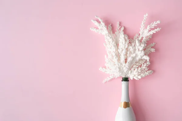 Новорічна Вечірка Вітальна Листівка Пляшкою Шампанського Білосніжною Різдвяною Прикрасою Рожевому — стокове фото