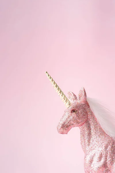 Pink Glitter Unicorn Dengan Tanduk Emas Latar Belakang Pastel Sihir — Stok Foto