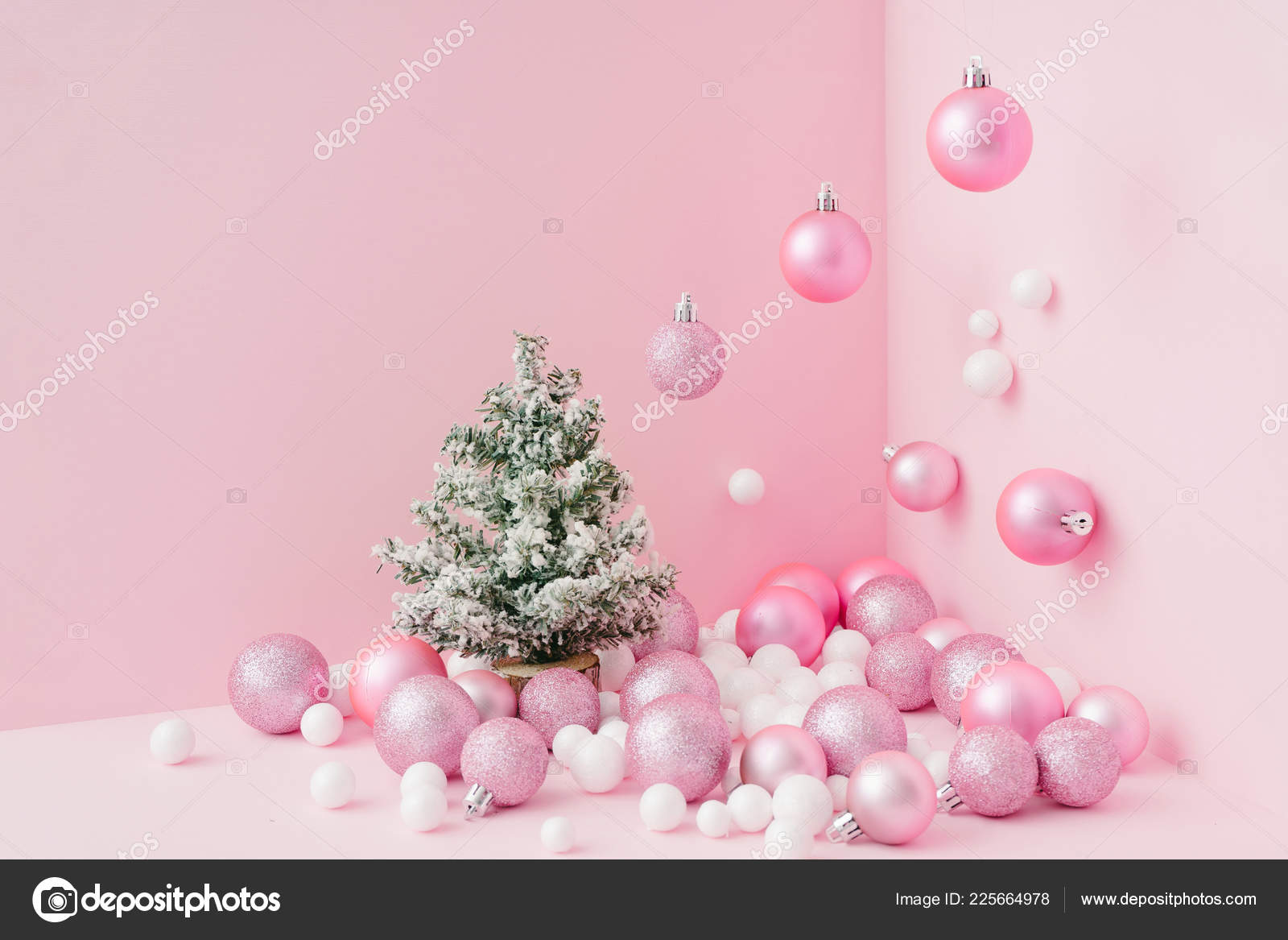 Hãy để hình nền Giáng sinh màu hồng đưa bạn vào không gian thần tiên, đầy mơ mộng. Với gam màu tươi sáng và đầy màu sắc, bạn sẽ có những khoảnh khắc đầy cảm xúc khi trải nghiệm bức tranh sống động này.