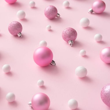 Yaratıcı Noel topları pembe pastel renkli arka plan üzerinde bileşimi. Yeni yıl kavramı 