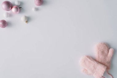 Noel baubles ve tablo, üstten görünüm pembe yün mittens yaratıcı kış doğal kompozisyonu. 