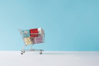 Alışveriş sepeti hediye kutuları ile dolu. En az satış konsepti 