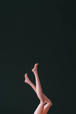 kadın bebek bacakları koyu arka plan karşı. Kavramı, en az Black Friday Satılık alışveriş 