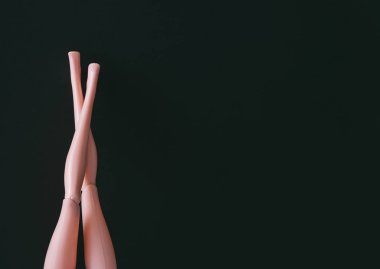 kadın bebek bacakları koyu arka plan karşı. Kavramı, en az Black Friday Satılık alışveriş 