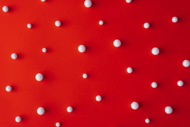 Topu süslemeleri ile kırmızı Noel arka plan