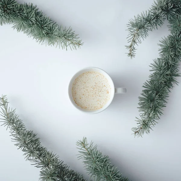 Zima Boże Narodzenie Układ Tabeli Zima Drzewo Gałęzie Filiżankę Kawy — Zdjęcie stockowe