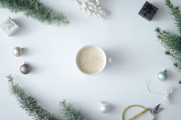 Zima Boże Narodzenie Układ Tabeli Filiżanki Kawy Nowy Rok Ozdoby — Zdjęcie stockowe