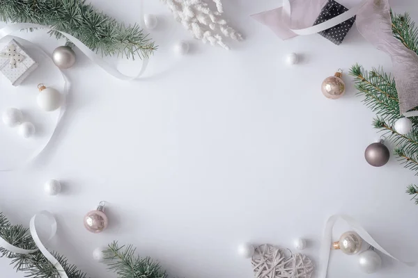 Layout Mesa Natal Inverno Com Decorações Ano Novo Fundo Cinza — Fotografia de Stock