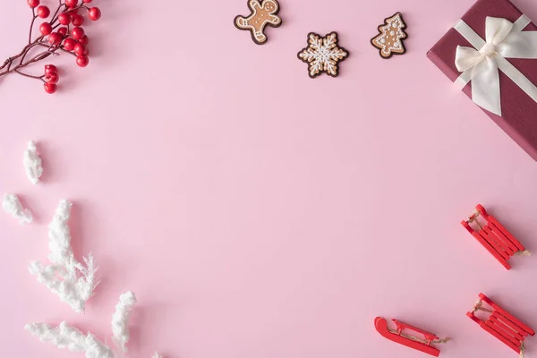 Zimní Vánoční Rozvržení Tabulky Novoroční Dekorace Pastelově Růžové Pozadí — Stock fotografie