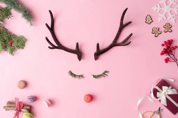 Vánoční Složení Sobů Rohů Současnost Dekoracemi Makronky Pastelově Růžové Pozadí — Stock fotografie