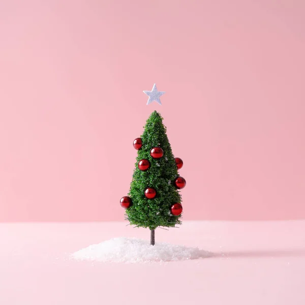 Weihnachtsbaum Mit Roten Kugeln Schnee Auf Pastellrosa Hintergrund Minimales Urlaubskonzept — Stockfoto