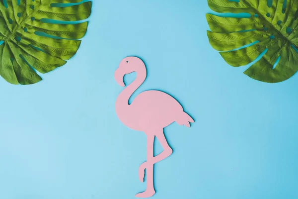 Рожевий Фламінго Формі Зеленим Тропічним Листям Яскраво Синьому Фоні Літня — стокове фото