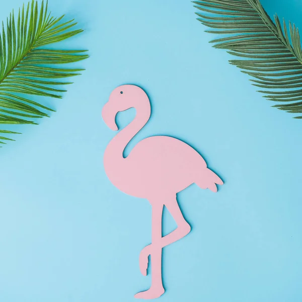 Forma Flamingo Roz Frunze Tropicale Verzi Fundal Albastru Strălucitor Compoziția — Fotografie, imagine de stoc