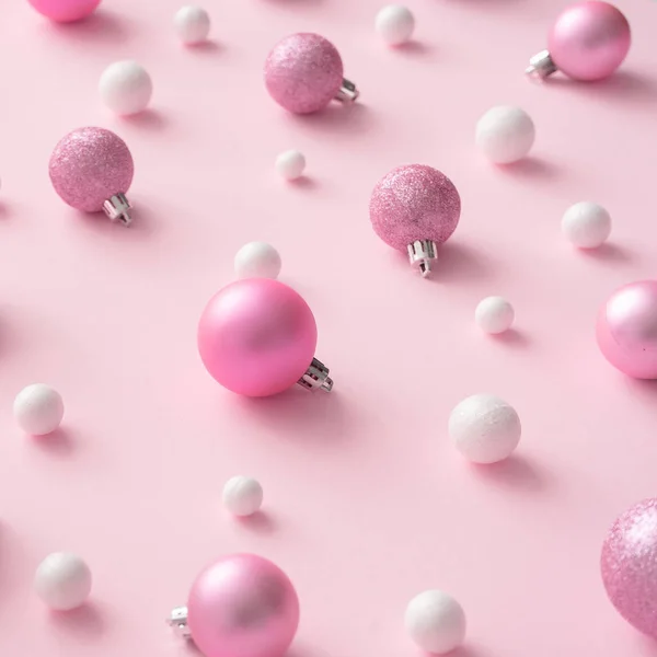 Kreativ Jul Sammansättningen Bollar Rosa Pastell Färg Bakgrunden Nytt Konceptet — Stockfoto