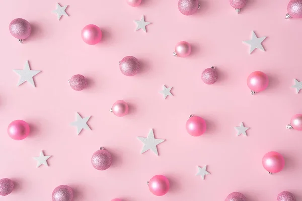 Kreativ Jul Sammansättning Bollar Med Vita Stjärnor Rosa Pastell Färgbakgrund — Stockfoto