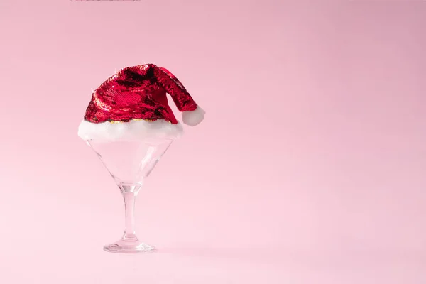 Vidrio Martini Con Sombrero Santa Sobre Fondo Rosa Mínimo Plano —  Fotos de Stock