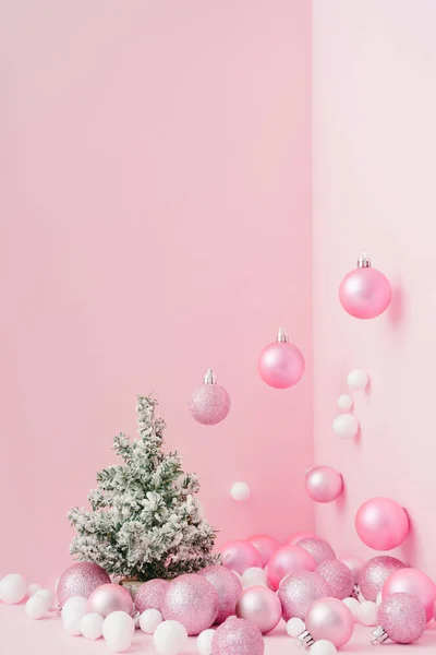 Composición Navideña Creativa Con Árbol Verde Bolas Rosas Sobre Fondo — Foto de Stock