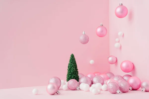 Composição Natal Criativo Com Árvore Verde Bolas Rosa Fundo Pastel — Fotografia de Stock