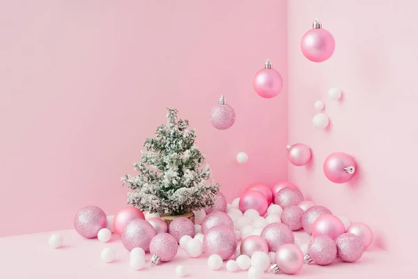 Creatieve Kerstmis Samenstelling Met Groene Boom Roze Ballen Pastel Achtergrond — Stockfoto
