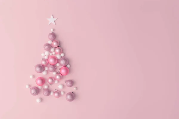 Vánoční Strom Vyrobený Koule Dekorace Pozadí Růžové Stolu Pohled Shora — Stock fotografie