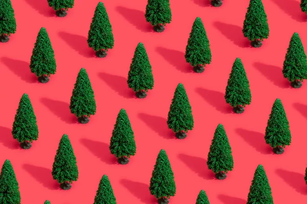 Patrón Composición Mínima Con Árboles Navidad Verdes Sobre Fondo Rojo — Foto de Stock