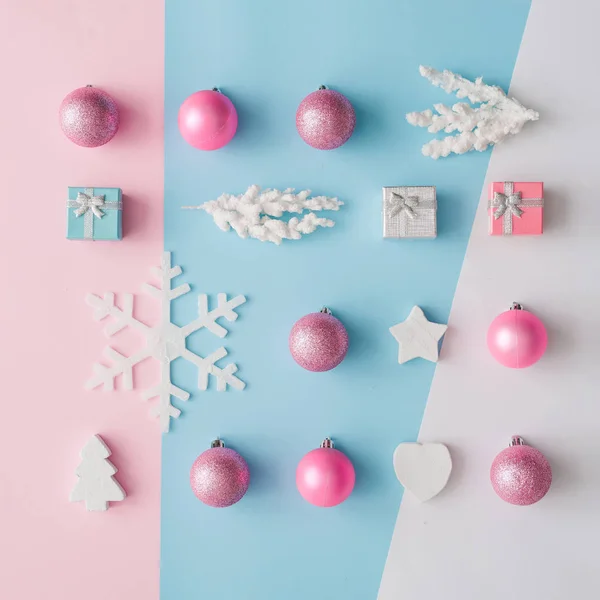 Achtergrond Van Minimale Samenstelling Van Pastel Roze Blauwe Kerstversiering Nieuwjaar — Stockfoto