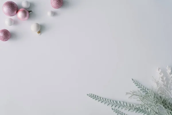 Kreative Winter Naturkomposition Mit Pflanzen Und Christbaumkugeln Auf Dem Tisch — Stockfoto