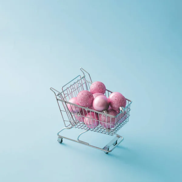 Carrinho Compras Com Baubles Decoração Natal Rosa Conceito Mínimo Ano — Fotografia de Stock