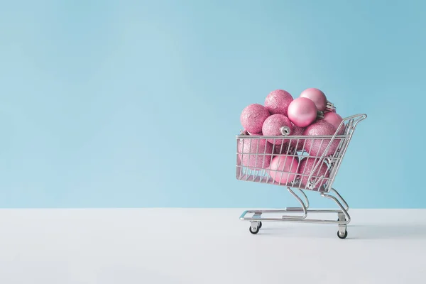 Carrito Compras Con Adornos Navidad Rosa Concepto Año Nuevo Mínimo —  Fotos de Stock