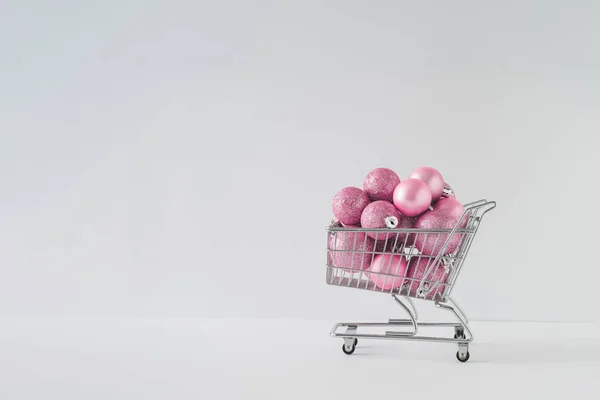 Carrito Compras Con Adornos Navidad Rosa Concepto Año Nuevo Mínimo — Foto de Stock